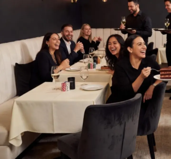Táncoló és beszélgető vendégek elegáns fények között az Urban Club Venue-ben