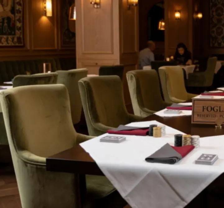 Privát asztal körül ülő társaság az Urban Club Venue-ben